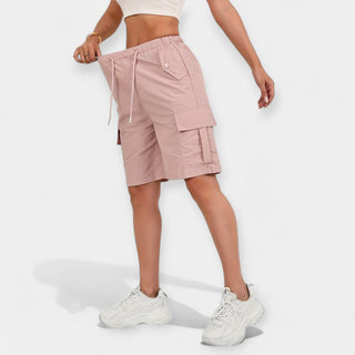 Shorts cargo femme rose pâle avec ceinture élastique et poches cargo sur la jambe