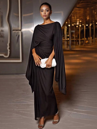 Robe maxi marron foncé à taille drapée, manches cape, décolleté arrondi, longueur midi.