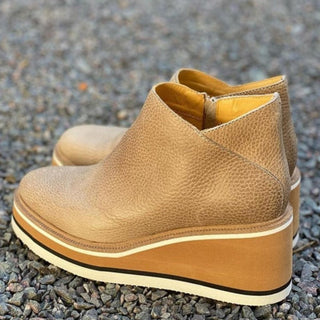Bottines femme beige à semelle plateforme épaisse, fermeture latérale.