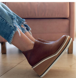 Bottines femme bordeaux foncé à semelle plateforme, fermeture latérale sur le côté.