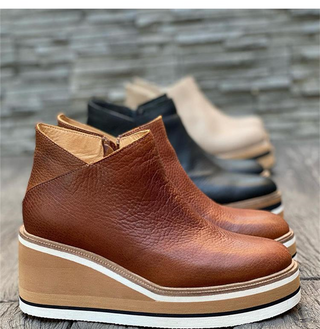 Bottines femme marron à semelle plateforme, fermeture latérale, tige mi-haute.