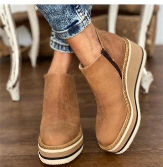 Bottines femme marron à semelle plateforme, fermeture latérale, finition suédée.