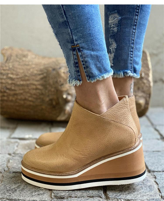 Bottines femme beige à semelle plateforme, fermeture latérale, dessus en suède.