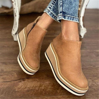 Bottines femme marron clair à semelle plateforme blanche, fermeture latérale.