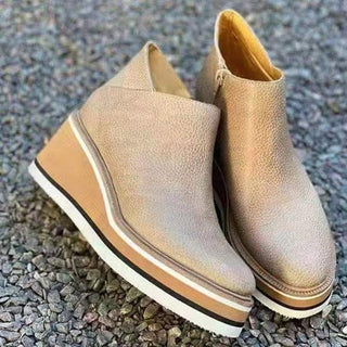 Bottines femme beige à semelle plateforme blanche, fermeture latérale sur le côté.