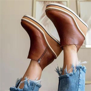 Bottines femme marron à semelle plateforme blanche, fermeture latérale sur le côté.
