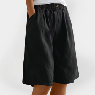 Short en lin noir, taille élastique, poches latérales, bouton à l’avant.