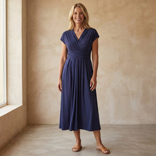 Robe ILIANA bleu marine à encolure en V, manches courtes, ceinture nouée