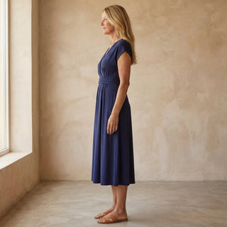 Robe ILIANA bleu marine à encolure en V, manches courtes, silhouette évasée