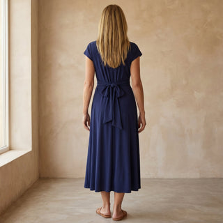 Robe ILIANA bleu marine vue de dos, encolure en V et nœud à la taille