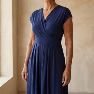 Robe ILIANA bleu marine à encolure en V, plis sous la taille, manches courtes