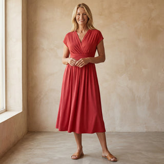 Robe ILIANA rouge à encolure en V, manches courtes, ceinture nouée, longueur midi