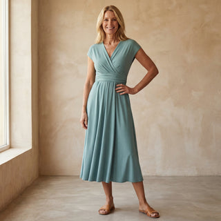 Robe ILIANA menthe à encolure en V, manches courtes, ceinture et jupe évasée