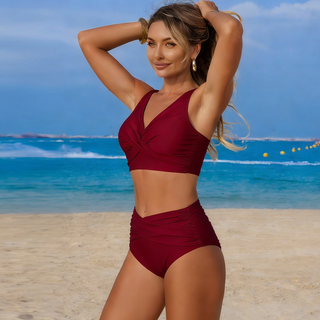 Maillot de bain deux pièces bordeaux, haut croisé en V et bas taille haute froncé