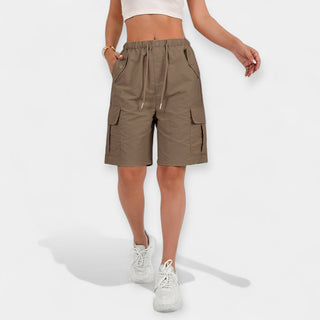 Shorts cargo femme kaki avec ceinture élastique et poches latérales boutonnées