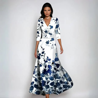 Robe Chloe portefeuille fleurie, fond blanc, motifs bleu marine, manches 3/4, jupe ample.