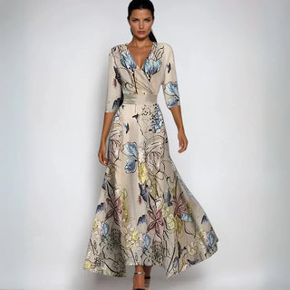 Robe Chloe imprimée florale sur beige, col V, manches 3/4, taille ceinturée, jupe ample.