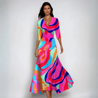 Robe Chloe à motif abstrait multicolore, décolleté V, manches 3/4, jupe évasée.
