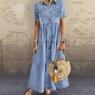 Robe en denim bleu clair boutonnée, manches courtes, poches poitrine et jupe étagée