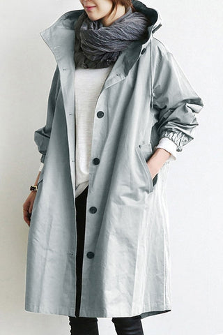 Manteau imperméable long à capuche, gris clair, boutonnage noir discret