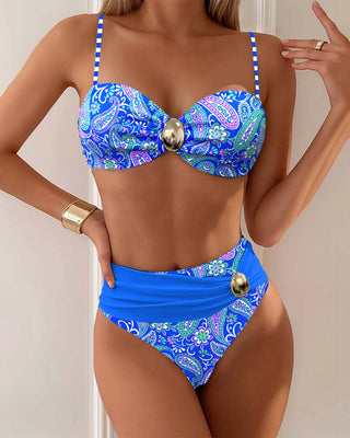 Ensemble bikini bandeau bleu motif paisley, ornements métalliques ronds