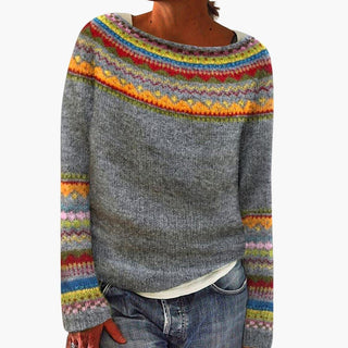 Pull gris à col rond, rayures multicolores sur le haut et les manches.
