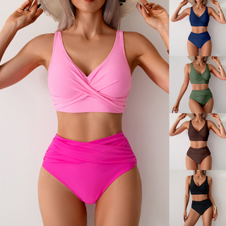 Maillot de bain deux pièces rose, haut croisé en V et bas taille haute froncé