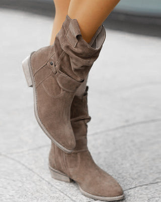 Bottes en suède gris taupe à tige plissée et bride décorative, talon bois