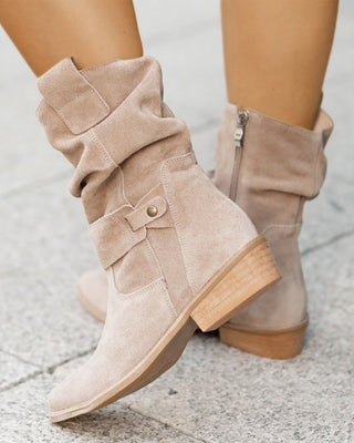 Bottes en suède beige à tige plissée et bride décorative, talon en bois