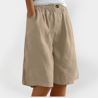 Short en lin beige, taille élastique à revers, poches latérales, bouton métal.
