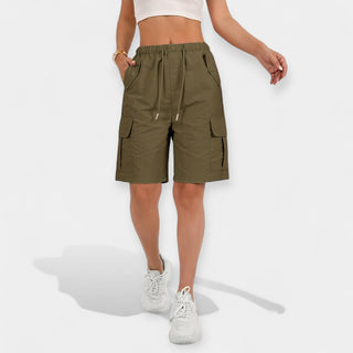 Shorts cargo femme vert olive foncé avec ceinture élastique et poches cargo