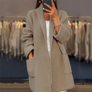 Cardigan en laine camel clair, coupe longue ouverte, poches plaquées et col châle