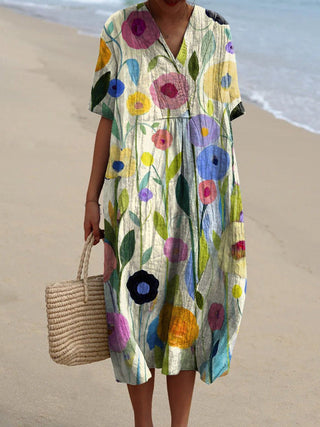 Robe ample à col V, manches courtes, grands motifs floraux multicolores sur fond clair
