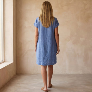Robe bohème en coton bleu, vue de dos, manches courtes, coupe droite