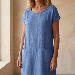 Robe bohème en coton bleu avec poches plaquées et manches courtes