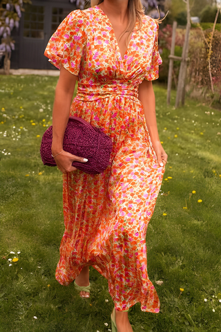 Robe maxi Ava™ orange à motif, décolleté en V, manches bouffantes, ourlet long évasé.