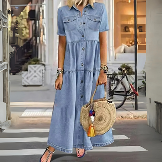 Robe en denim bleu clair boutonnée, manches courtes, poches poitrine, jupe à volants