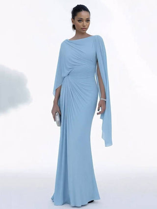 Robe maxi bleu clair à taille drapée, manches trois-quarts cape, coupe longue évasée.