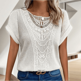 Blouse crochet blanche à manches courtes, encolure ronde ajourée et motif dentelle