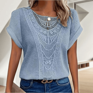 Blouse crochet bleu clair à manches courtes, encolure ronde ajourée et motif dentelé