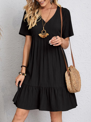 Robe d’été bohème noire à col V, manches courtes et volants échelonnés.