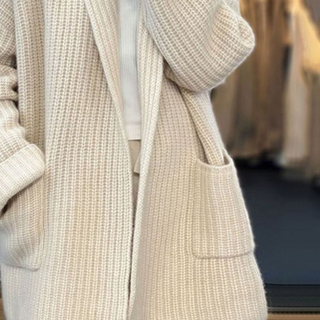 Cardigan en laine crème : texture côtelée, poche plaquée et bordure au col châle