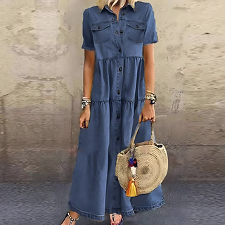 Robe en denim bleu marine boutonnée, manches courtes, poches poitrine et jupe étagée