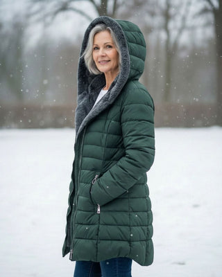 Veste matelassée vert foncé, capuche polaire grise, fermeture zippée, vue de côté