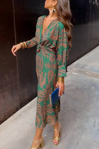 Robe midi verte à encolure V, détail torsadé au buste, motif floral doré.