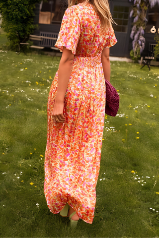 Robe maxi Ava™ orange à motif, manches courtes, taille froncée, coupe longue fluide.