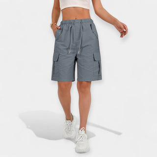 Shorts cargo femme bleu marine avec ceinture élastique et poches cargo sur le côté