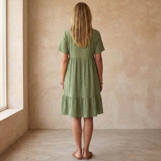 Robe boho vert, vue de dos, manches courtes et volants superposés au bas.