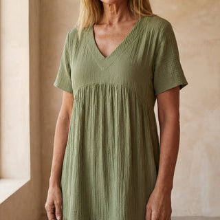 Robe boho verte, décolleté V et manches courtes, empiècement froncé et volants.