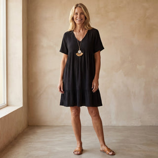 Robe boho noire, manches courtes, décolleté V et volants superposés à la base.